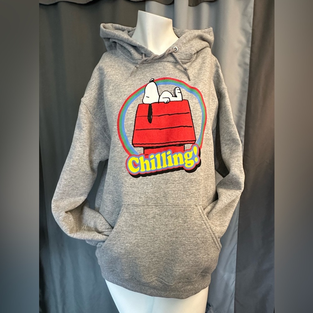 ❤️🌈Snoopy “Chilling” Hoodie, size M, NWT 🌈❤️